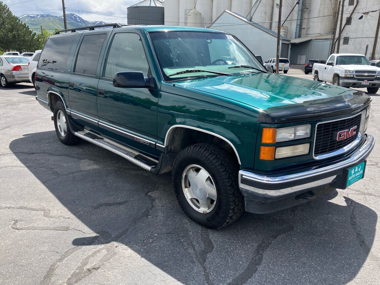 cdn05_carsforsale_com-00b8909f837b1c46783c4cd709602a7d16-1280_960-1999-gmc-suburban-k1500-sle-4dr-4wd-suv_jpg