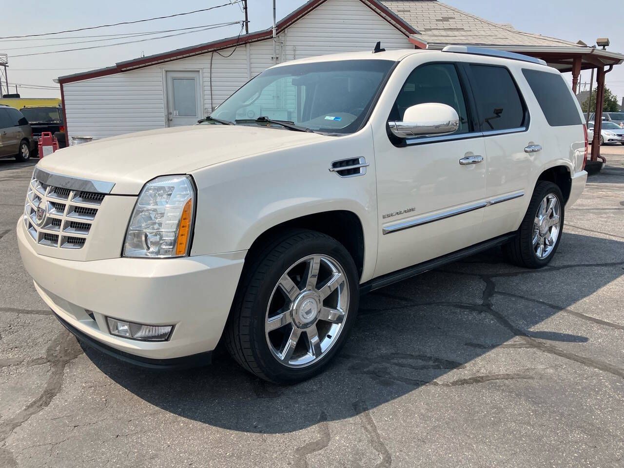 cdn05_carsforsale_com-00c37f8efb44250f37dfc32b2b2d02c9b6-1280_960-2010-cadillac-escalade-platinum-edition-awd-4dr-suv_jpg